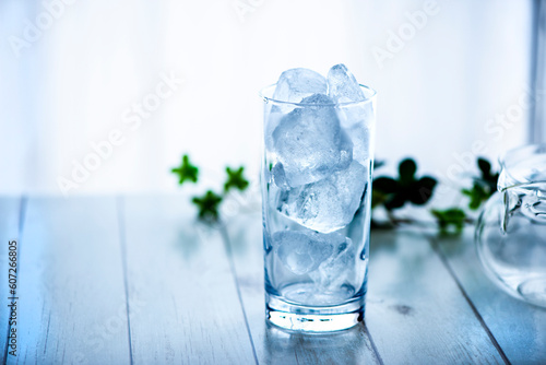 氷の入ったグラス
