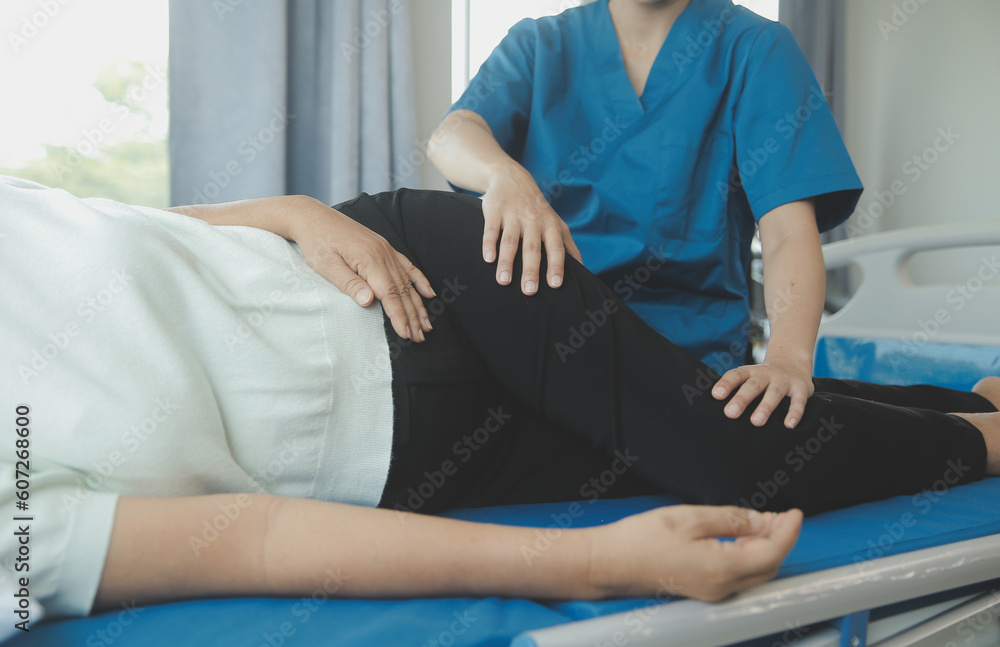 Obraz premium Doctor or nurse or physiotherapist caregiver exercise with senior woman at clinic or nursing home