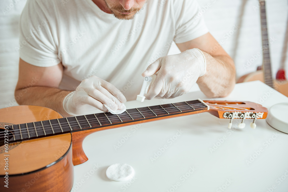 Maintenance of musical instruments. Cleaning the fretboard and guitar