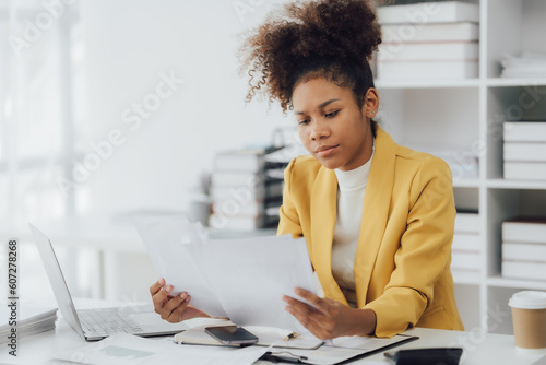 real estate agent Delivering sample homes to customers, mortgage loan contracts. Make a contract for hire purchase and sale of a house. and home insurance contracts, home mortgage loan concepts