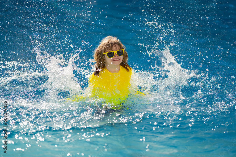 Foto Stock Kid splashing in summer water pool. Kid splash in swim pool