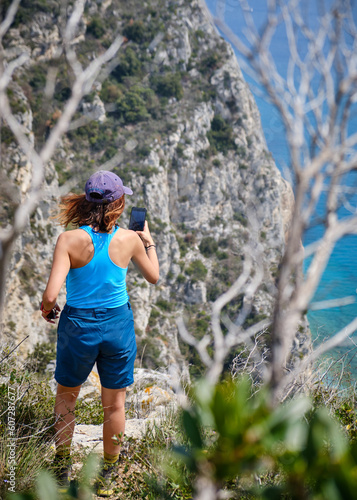 Foto scattata ad una ragazza lungo il Sentiero del Pellegrino che collega Noli a Varigotti.