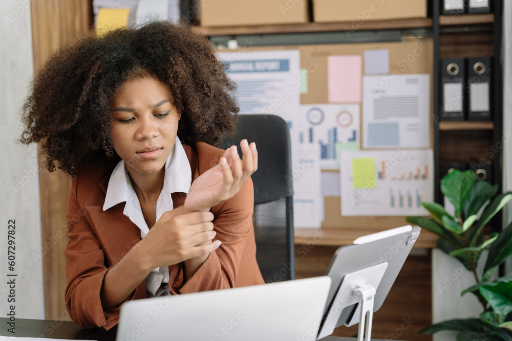 Obraz premium Woman have wrist pain after work hard in office feeling so pain and illness with Office syndrome symptom, healthcare office syndrome concept.