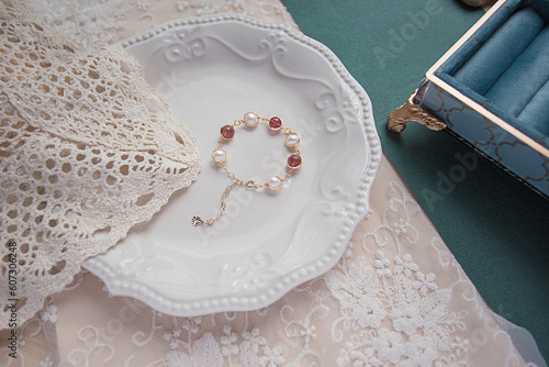 On a pleasant afternoon, the exquisite bracelet was quietly placed on the table