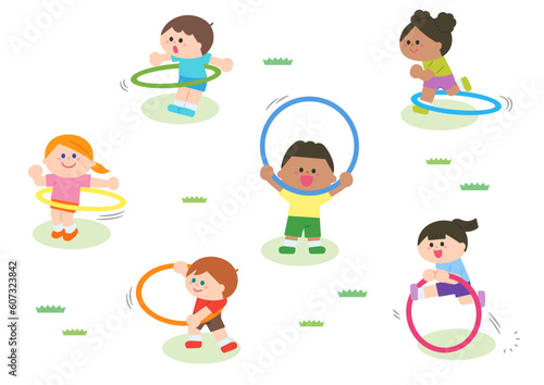 フラフープで遊ぶ子どもたち.