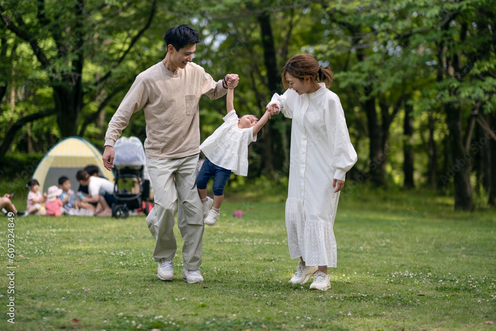 新緑の公園で遊ぶファミリー 新緑の公園で遊ぶファミリー