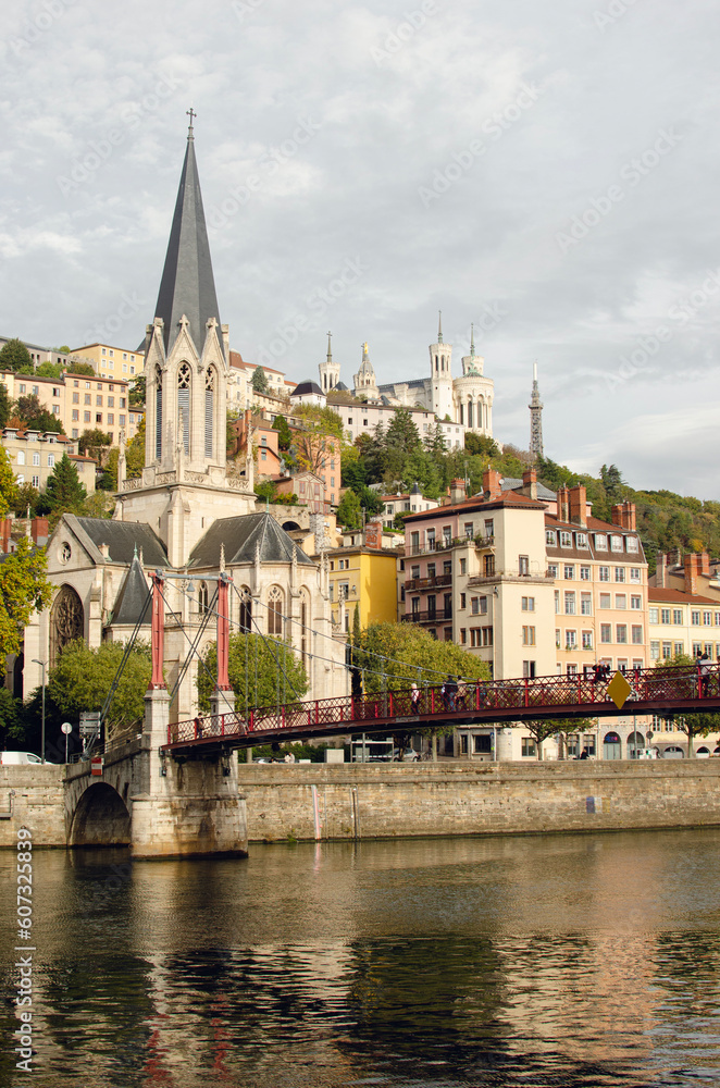 Vue de l'église Saint Georges, la basilique de Fourvière et la Passerelle Paul Couturier traversant la rivière Saône, paysage de la ville de Lyon, Auvergne-Rhône-Alpes, France