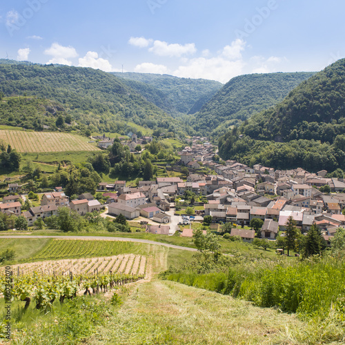 Cerdon, commune française située dans le département de l'Ain en région Auvergne-Rhône-Alpes, est dans la région naturelle du Bugey dans le massif du Jura. C'est un village viticole et touristique photo