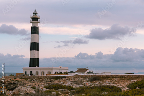 Faro cap d'Artrutx, Menorca, islas Baleares, España. Fotografía horizontal en la hora del atardecer.