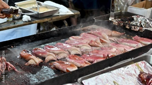 屋台のイカ焼き屋のイカを焼く風景