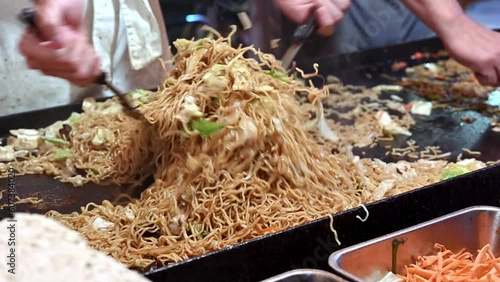 Wallpaper Mural 屋台の焼きそば屋の焼きそばを作る風景 Torontodigital.ca