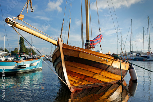 Φωτογραφία closeup of  the bow of sailing boat at the harbor during sunset