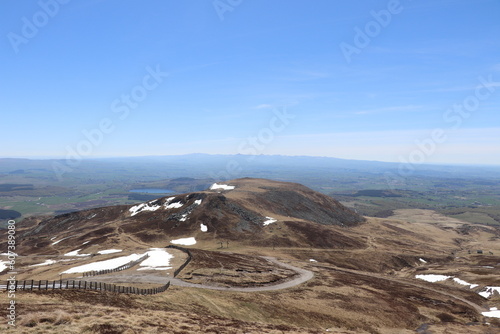 Vue depuis le Sançy sur les monts du Cantal : Lac Chauvet, le Plomb du Cantal, Puy de Pailleret, Puy Mary, 
