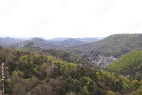 Village de Murol dans son paysage de montagne