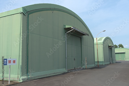 緑色のテント生地を使った倉庫