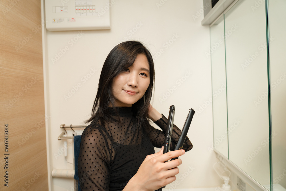 ヘアセットする女性1 ヘアセットする女性1