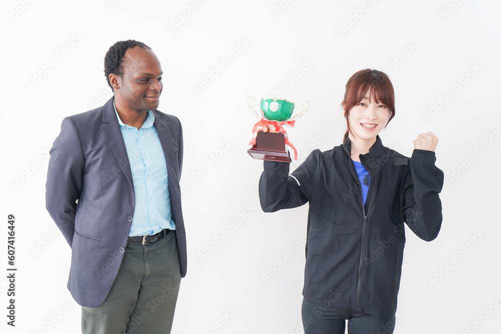 優勝トロフィーを受け取る人