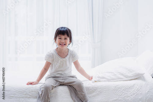 おうちで遊ぶ小さな女の子 Free Download おうちで遊ぶ小さな女の子 - GFXLoad