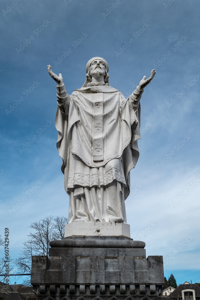 Monumento religioso na praça Peyramale no Santuário de Lourdes em França
