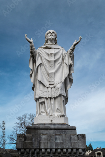 Monumento religioso na pra  a Peyramale no Santu  rio de Lourdes em Fran  a 