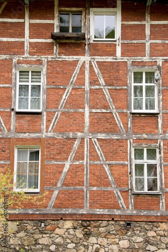 Ściana starego budynki wraz z oknami