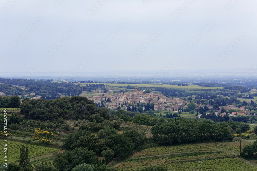 Commune de Sablet vue de Séguret dans le Vaucluse - France.