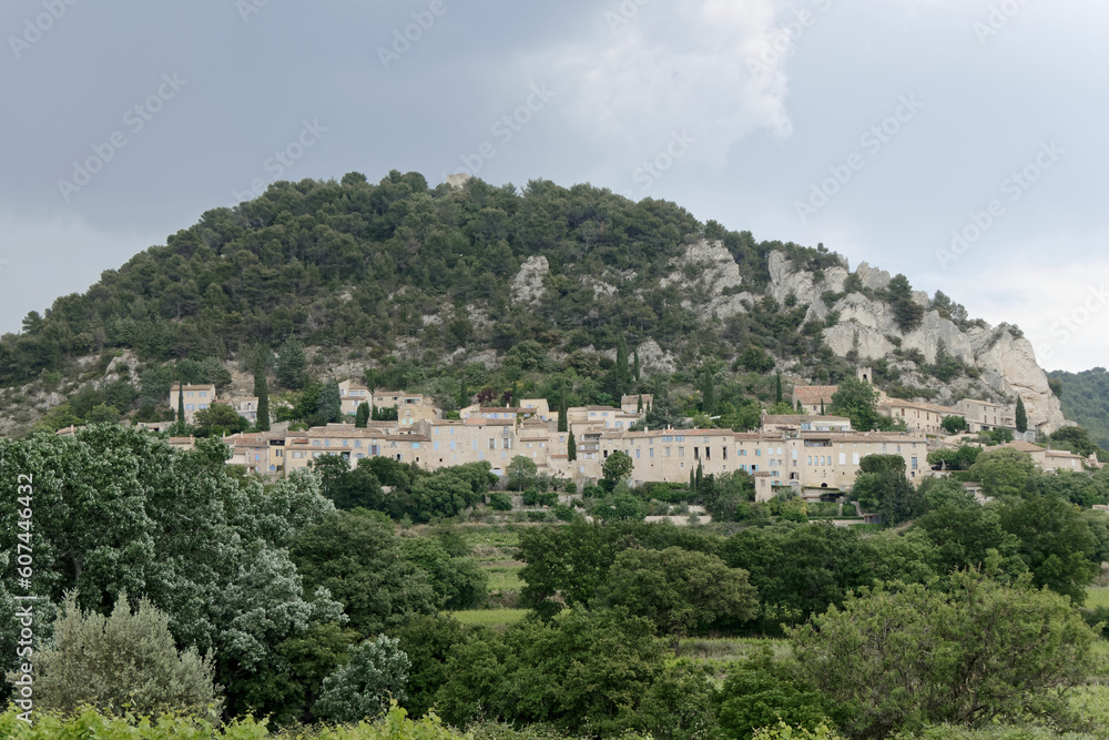 Village de Séguret vu de Sablet dans le Vaucluse - France