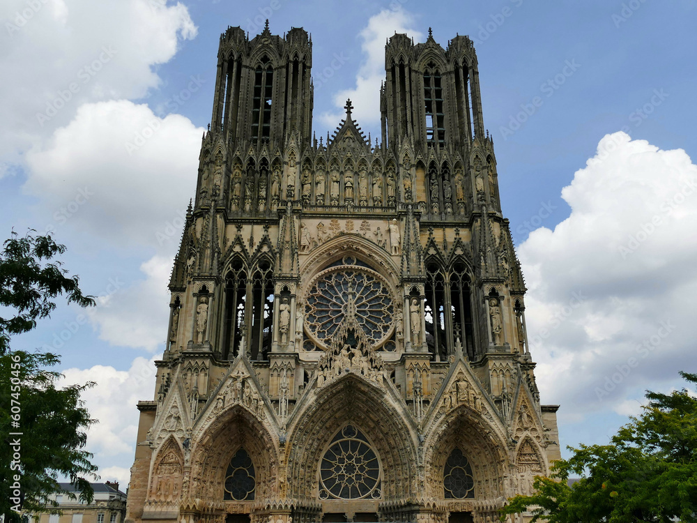 Fototapeta premium La façade de la cathédrale Notre-Dame de Reims