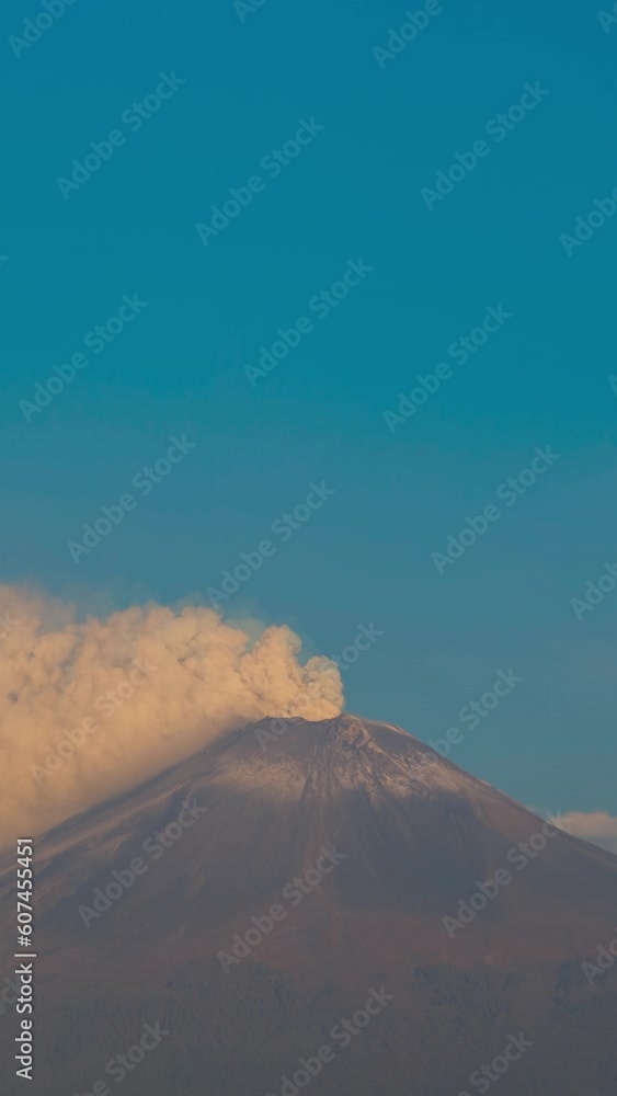 Popocatepetl erupting: a fascinating video of its fumaroles release Popocatepetl erupting: a fascinating video of its fumaroles release
