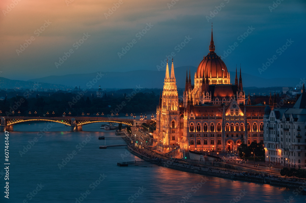 Fototapeta premium The magnificent Hungarian Parliament building on the banks of the Danube River. The majestic monumental building at night. Beautiful lighting.