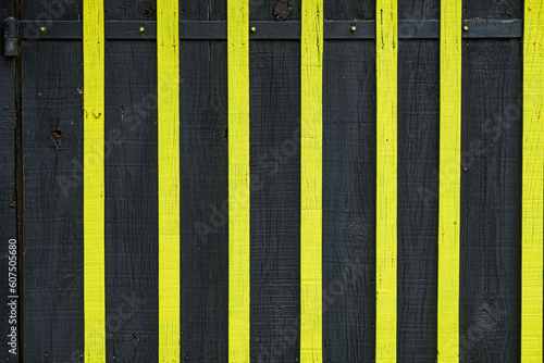 planches de bois noires et jaunes alternées, cabane