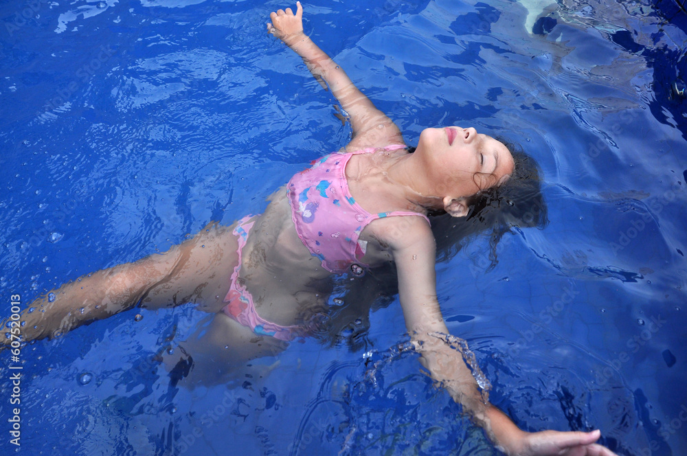 menina feliz a nadar na piscina 