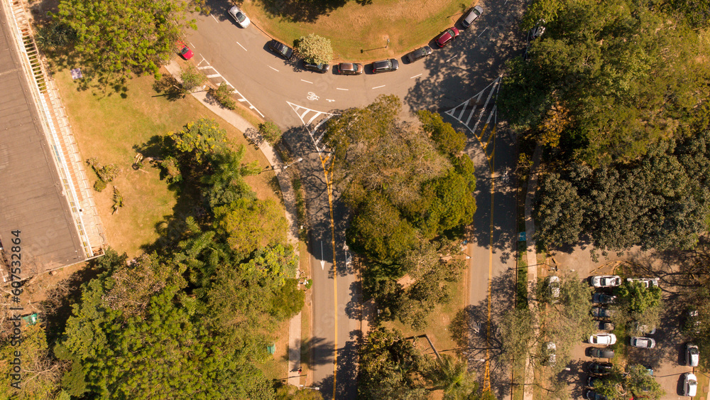 Rotatória de trânsito entre as árvores da cidade univesitária em São Paulo vista do alto por um drone. Rotatória de trânsito entre as árvores da cidade univesitária em São Paulo vista do alto por um drone.