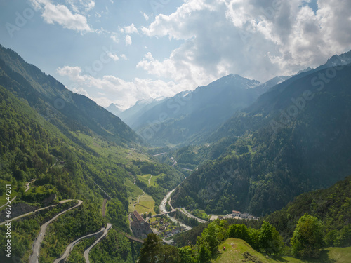 Sommer in den Alpen mit Wiesen, Wasserfällen und Gletschern