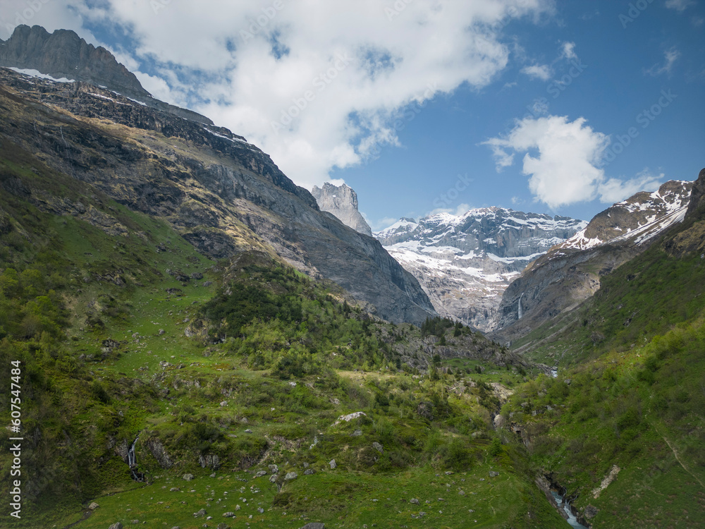 Sommer in den Alpen mit Wasserfällen und Gletschern