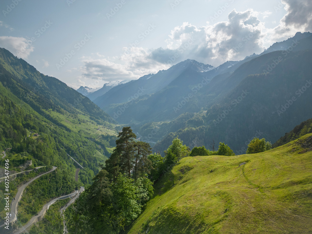 Sommer in den Alpen mit Wasserfällen und Gletschern