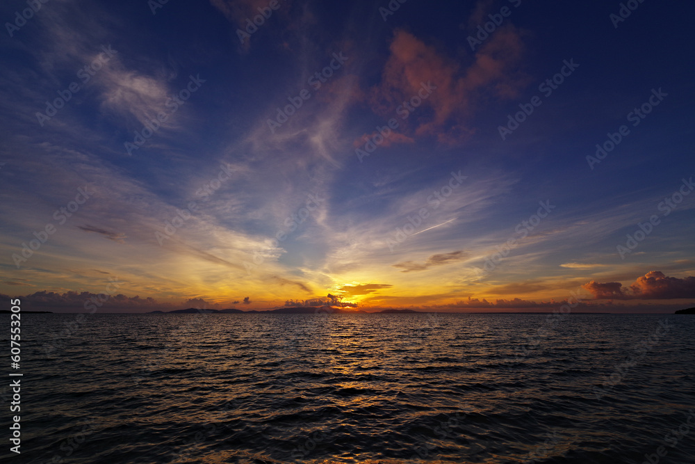 Naklejka premium 沖縄県小浜島 トゥマールビーチの美しい朝焼け
