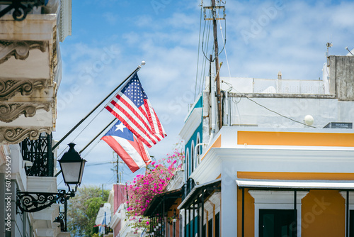 Flaggen der USA und Puerto Rico in Old San Juan, Puerto Rico