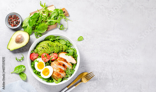 Fotografia Grilled Chicken Fillet with Fresh Salad, Cherry Tomatoes, Boiled Egg and Avocado
