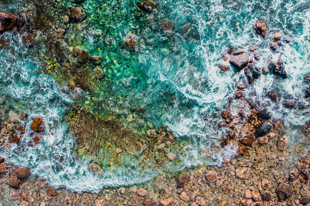Obraz premium Aerial Majesty: Turquoise Waves Crashing on Kona Reef