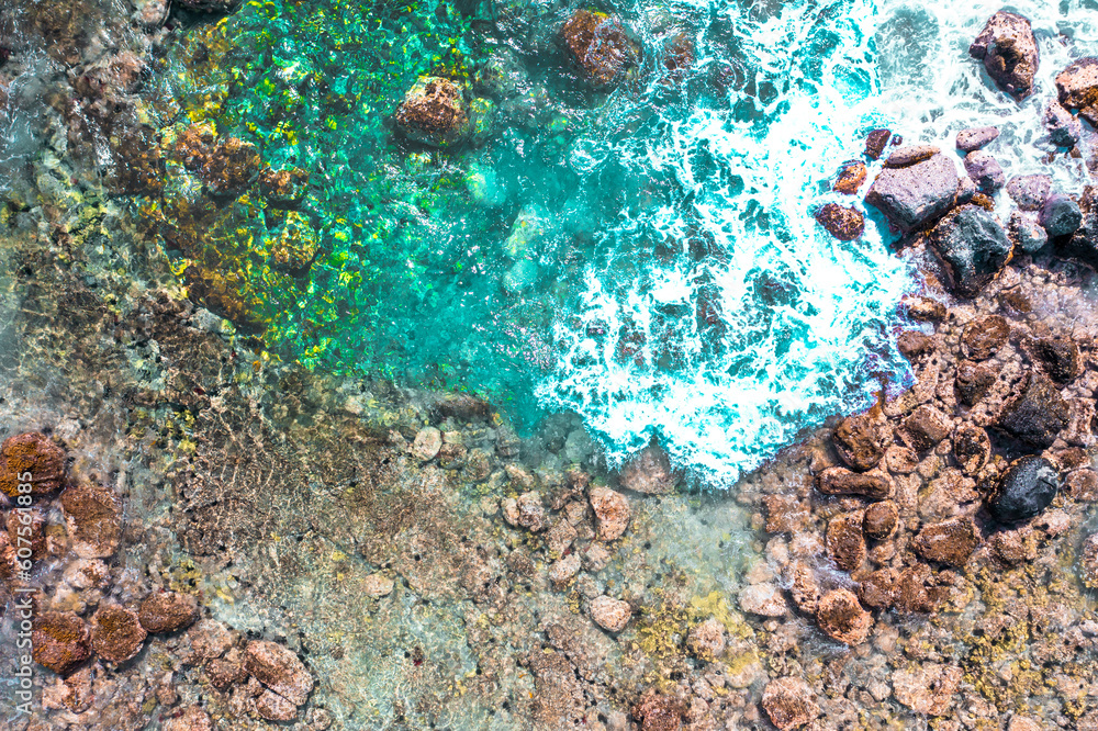 Obraz premium Aerial Serenity: Waves Crashing on Kona's Majestic Reef