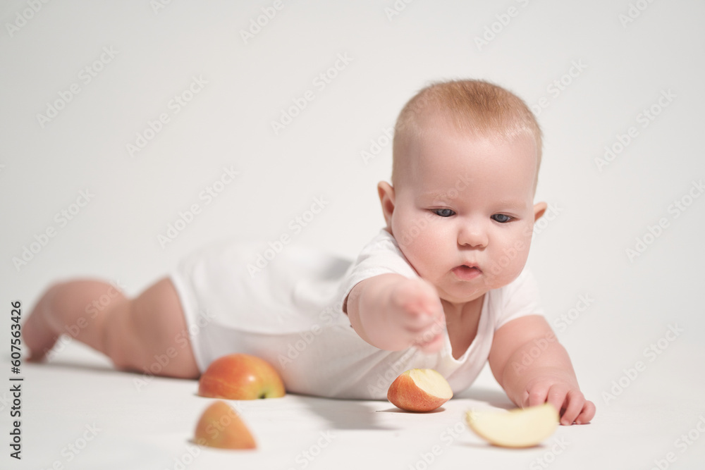 Baby 7 months among apple slices Baby 7 months among apple slices