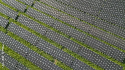 Luftaufnahme einer großen nachhaltigen Photovoltaikanlage mit vielen Reihen an Solar-Photovoltaikpanelen zur Erzeugung von sauberer elektrischer Energie. Erneuerbarer Strom ohne Emissionen.