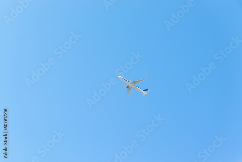 青い空と白い飛行機 