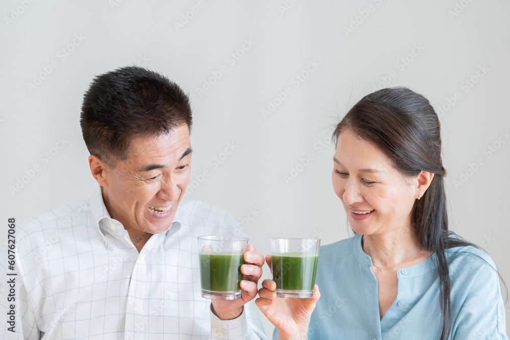 青汁を飲む高齢者夫婦 青汁を飲む高齢者夫婦
