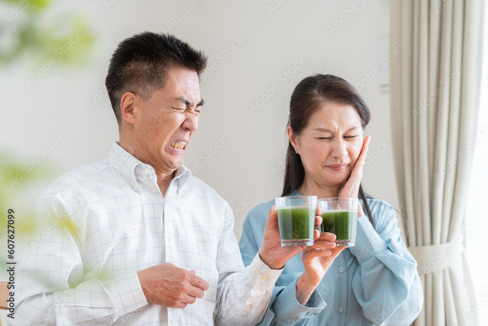 青汁を飲む高齢者夫婦 青汁を飲む高齢者夫婦