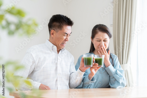 青汁を飲む高齢者夫婦 photo