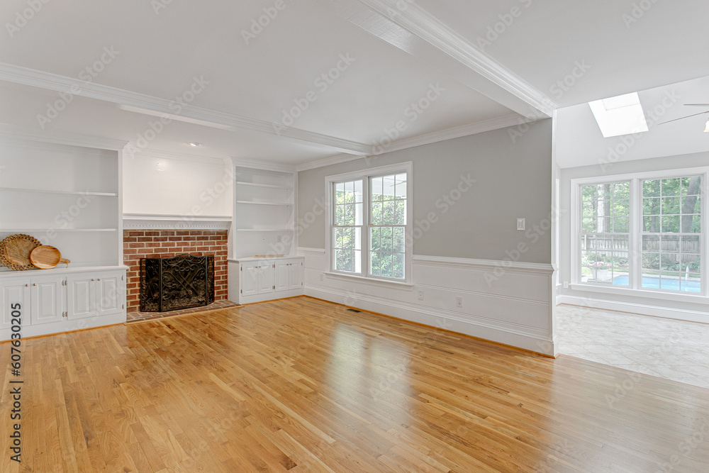 Obraz premium Beautiful Modern Empty Family Room Interior with Hardwood Floors and Natural Light