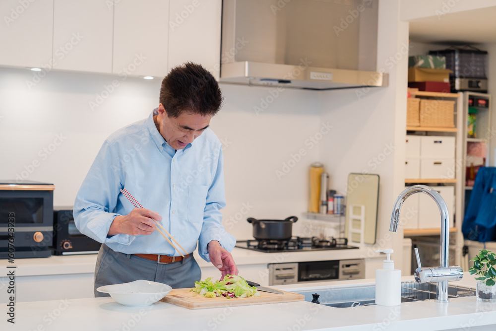 料理をするシニアの男性 料理をするシニアの男性