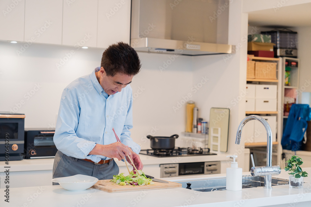 料理をするシニアの男性 料理をするシニアの男性